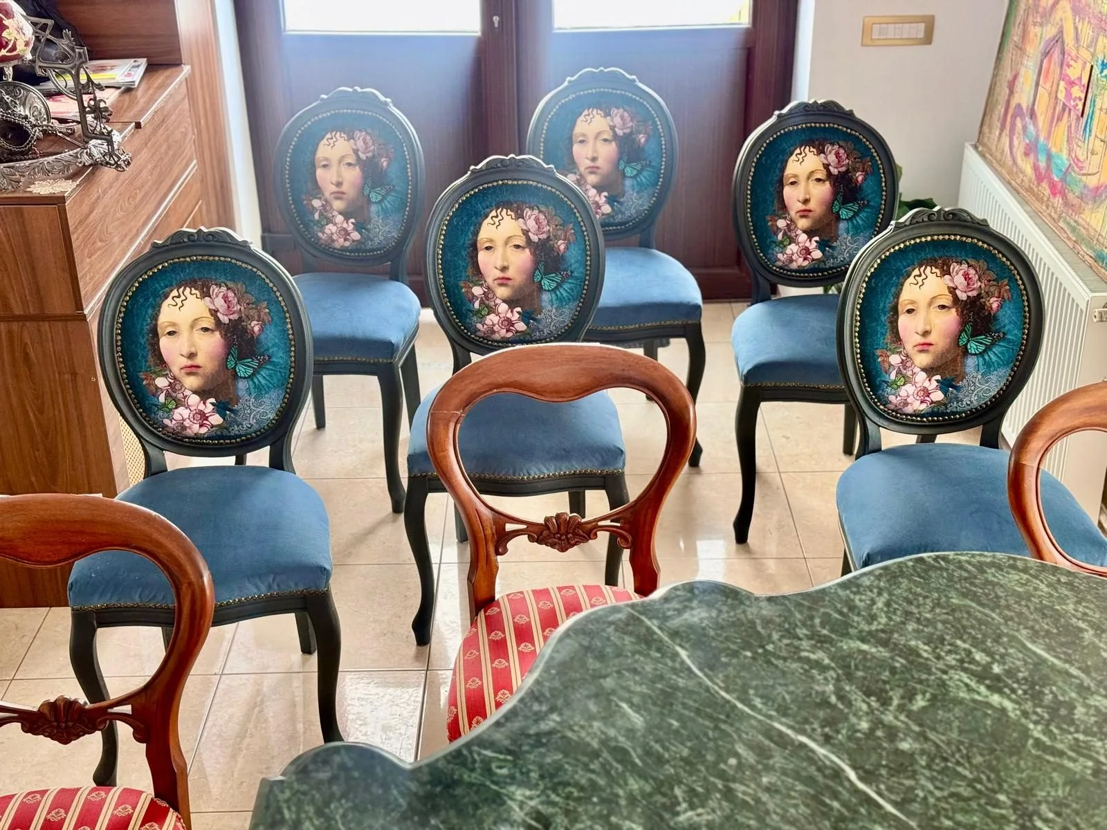 Scaune cu portrete pictate