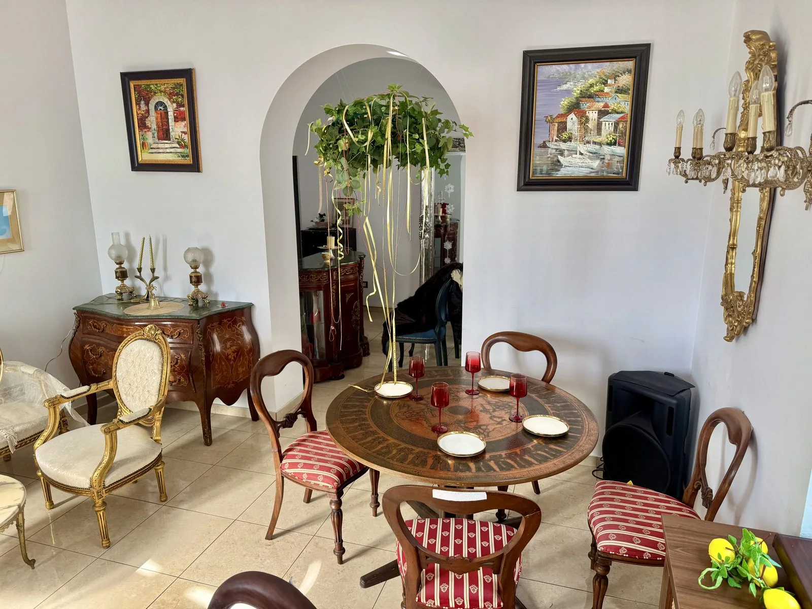 Arcadă și candelabru de perete