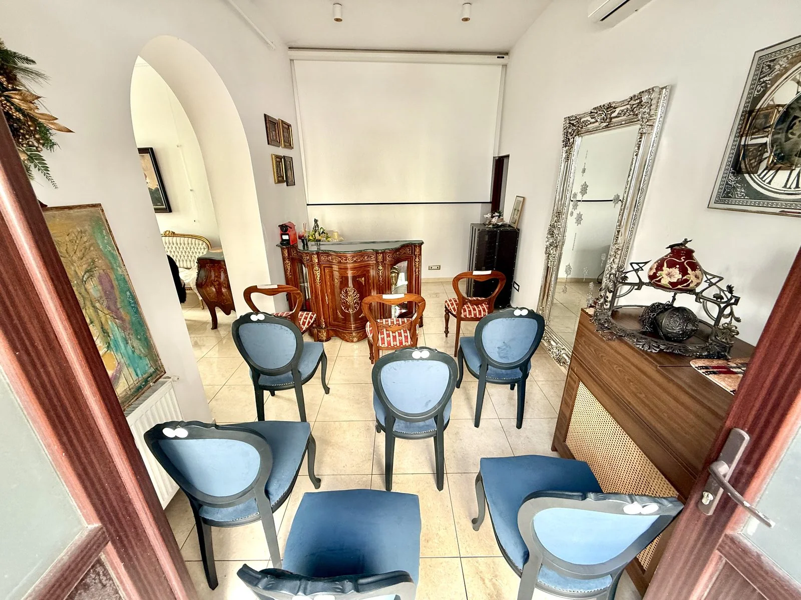 Colț cu oglindă înaltă, salon de proiecții