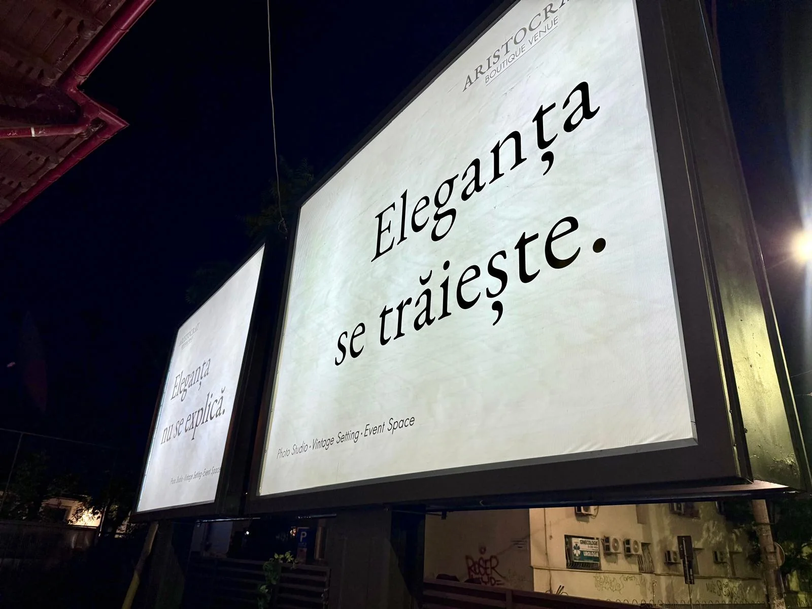 Fațada Aristocrat Boutique Venue dinspre stradă, seara